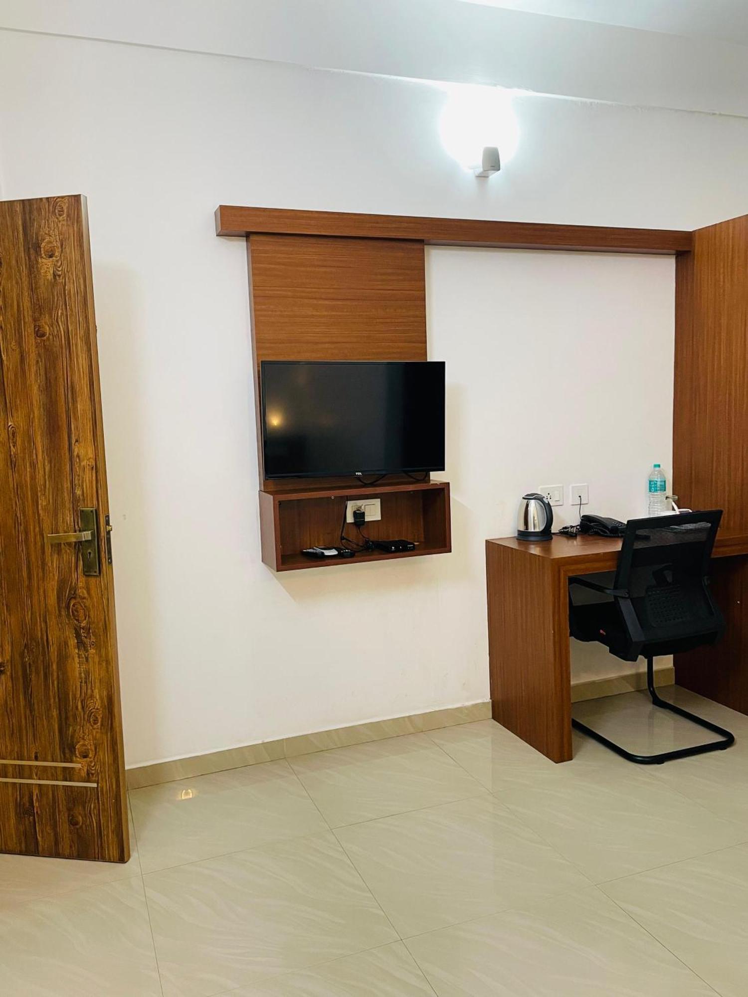 Phoenix Holidays Kochi Exterior photo